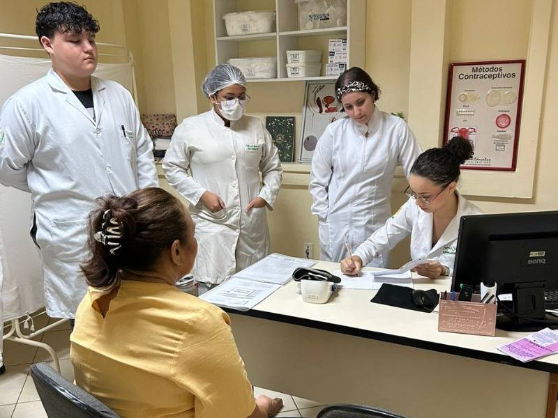 Alunos do curso de Enfermagem da Fibra realizam atendimentos a idosos