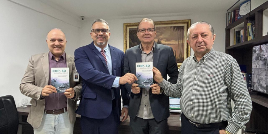 Reitor da Fibra recebe Dr. André Luiz Amaral da Silva e é presenteado com obra sobre a COP-30 e Amazônia Urbana